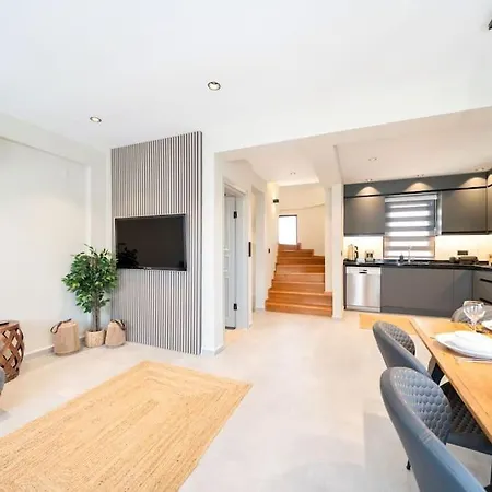 Havuzlu Korunakli Oezel 빌라 페티예