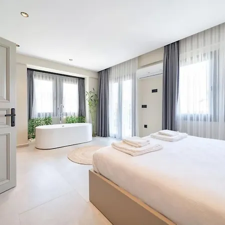 Havuzlu Korunakli Oezel Villa *