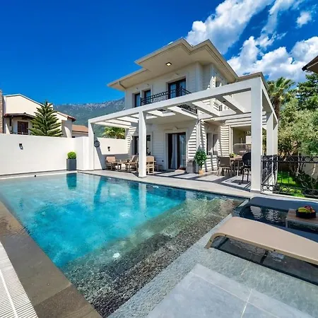 Havuzlu Korunakli Oezel * 페티예