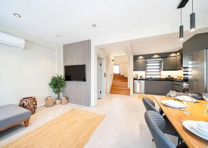 Havuzlu Korunakli Oezel Vilă Fethiye