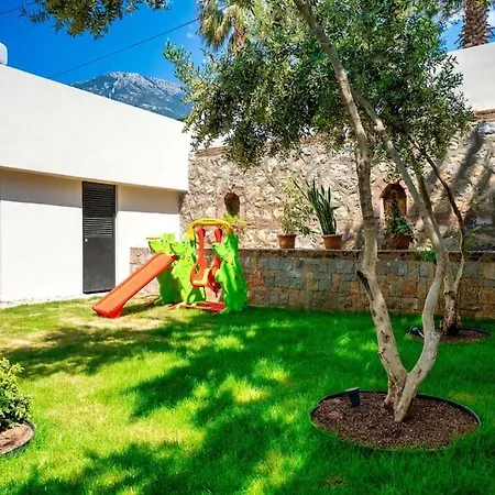 Havuzlu Korunakli Oezel Villa *