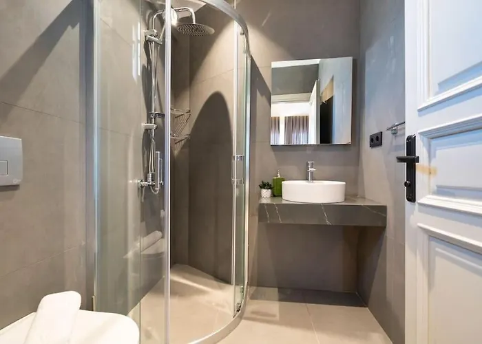 Havuzlu Korunakli Oezel Villa