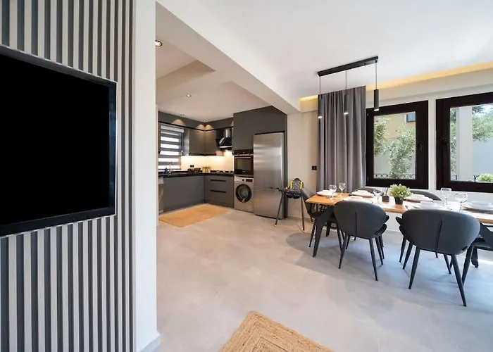 Havuzlu Korunakli Oezel Villa