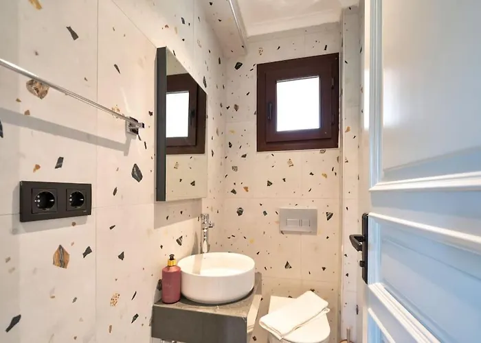 Havuzlu Korunakli Oezel Villa *