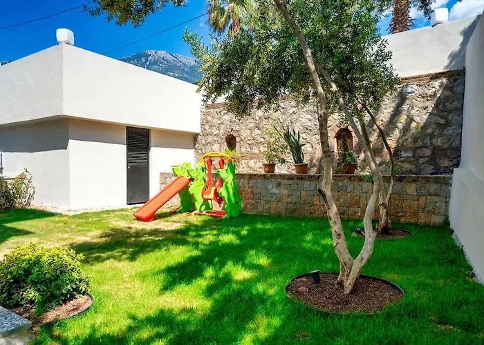 Havuzlu Korunakli Oezel Villa *