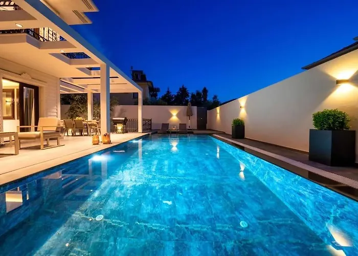 Villa Havuzlu Korunakli Oezel