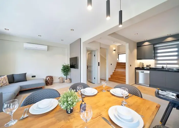 Havuzlu Korunakli Oezel Villa *