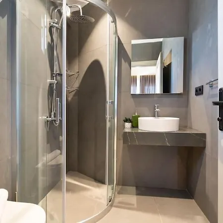 Havuzlu Korunakli Oezel Villa