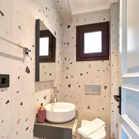 Havuzlu Korunakli Oezel Villa *