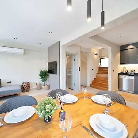 Havuzlu Korunakli Oezel Villa *